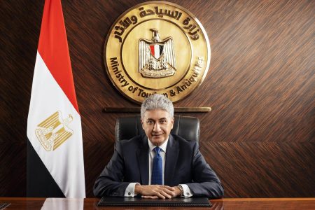 استعدادا للكسوف الكلي..  وزير السياحة والآثار يشكل لجنة عليا لتنظيم الحدث