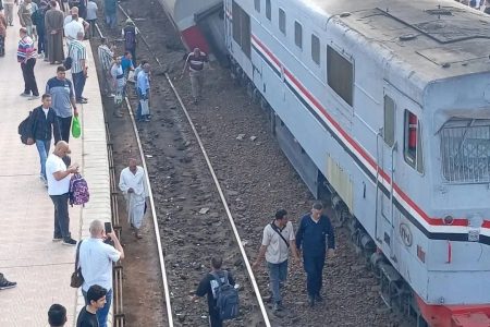 محافظ الغربية يتابع حادث خروج عربة قطار عن القضبان  ويطمئن على المصابين