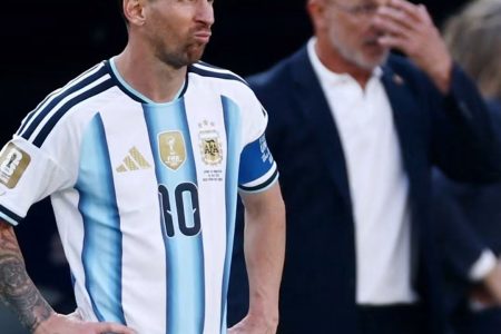 ميسي في صدمة بعد هدف إسبانيا القاتل في الوقت الإضافي الثاني