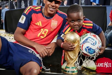لحظات لا تُنسى.. لامين يامال يحتفل مع شقيقه الأصغر بالتتويج بكأس العالم