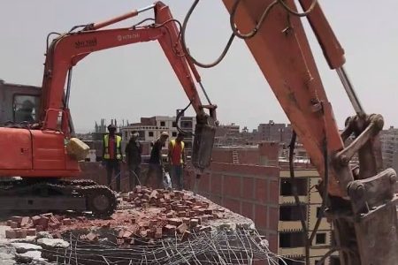 محافظ القاهرة: لا تهاون مع مخالفات البناء وإزالة عقار مخالف من 12 طابقًا في المرج