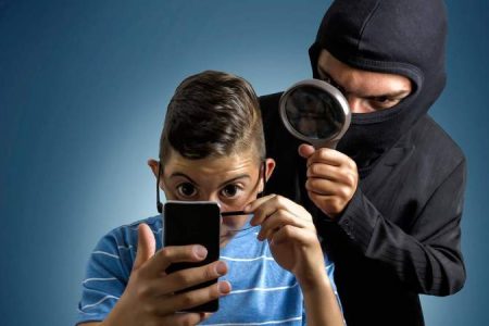 ازاي تعرف إن أولادك بيتفرجوا على أفلام إباحية؟.. علامات مهمة لا تتجاهلها