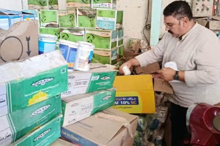 ضبط 1014 عبوة مبيدات منتهية الصلاحية بالغربية.. والمحافظ: لن نسمح بالغش