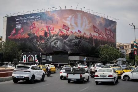 لوحات إعلانية في طهران تتوعد أمريكا بالانتقام.. وعبارة «اقتلوا قاتلكم» تثير الجدل